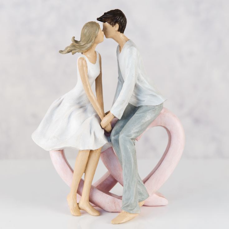 Resin Figurine Couple Sitting Kissing Single Heart The Gift Experience